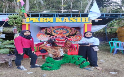 PKBM Kasih Pacitan Membuat stand untuk memperkenalkan Program